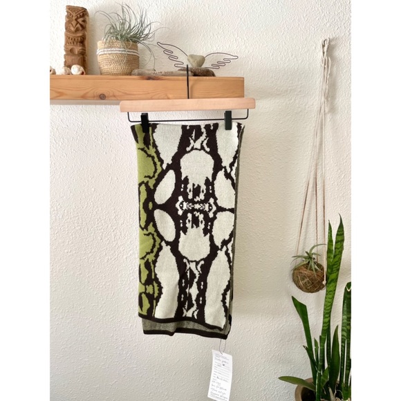 Gorgeous cashmere blend snake pattern knit wrap - Picture 6 of 6